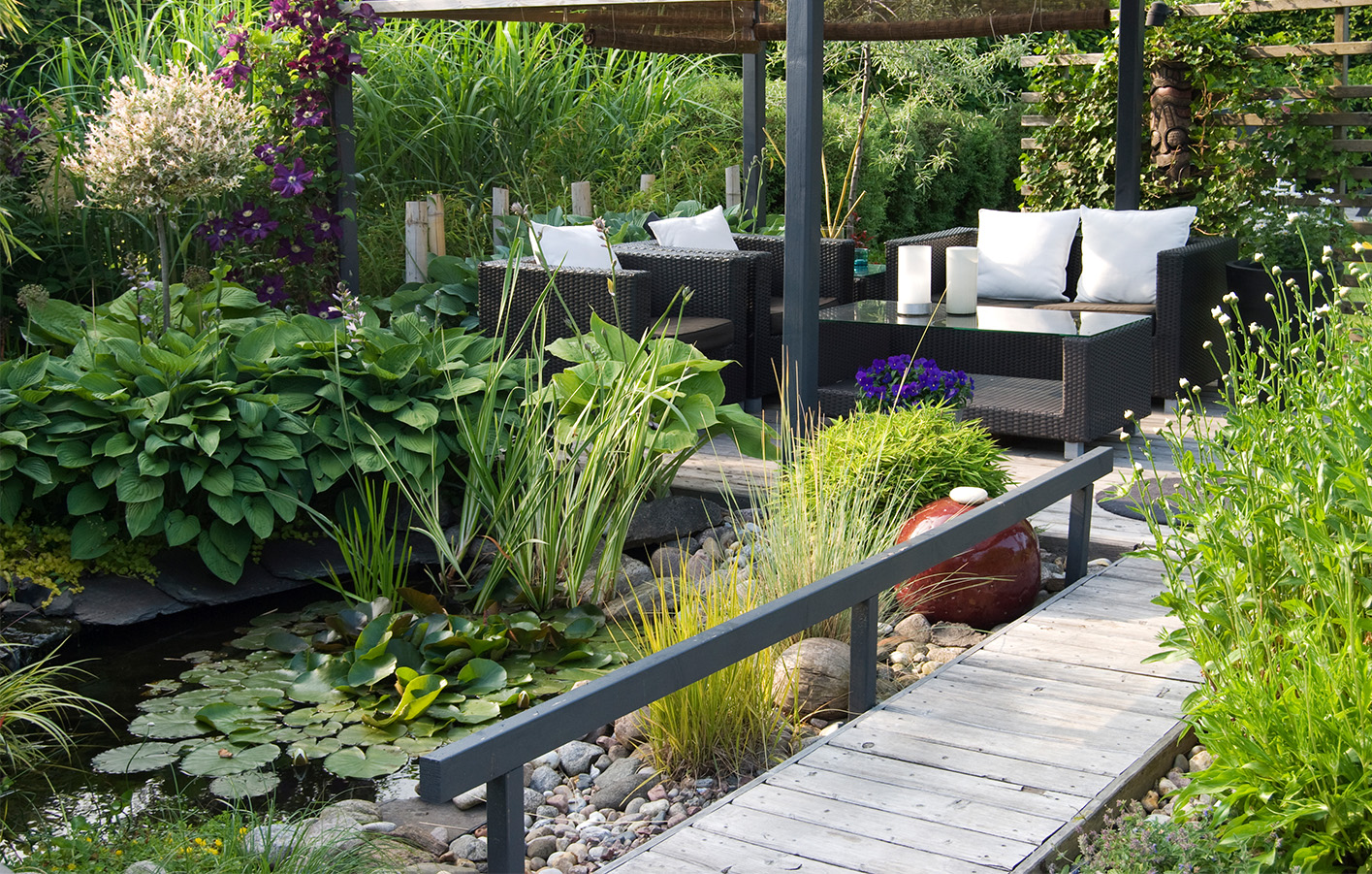 Terrasse mit bequemen Lounge-Möbeln und stimmungsvollem Ambiente.