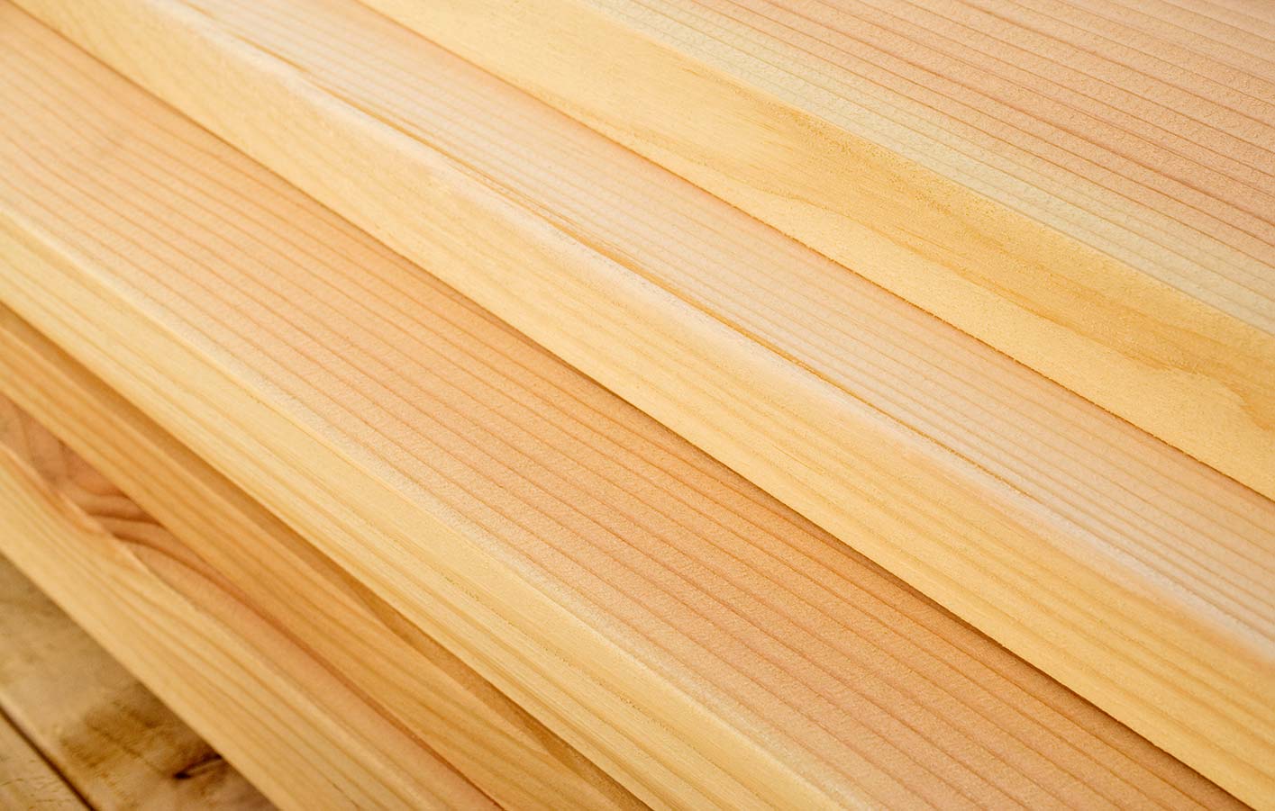 Verarbeitung von Konstruktionsvollholz (KVH) bei einem Holzbauprojekt.