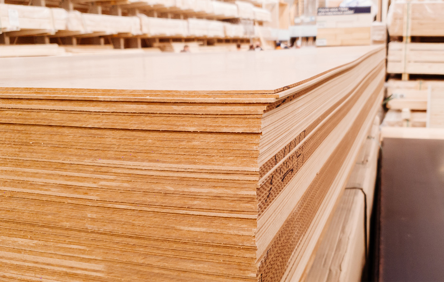 MDF-Platte während der Verarbeitung für den Möbelbau.