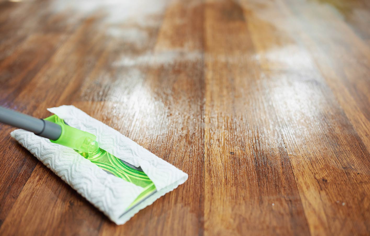 Holzboden mit dem Wischmob reinigen