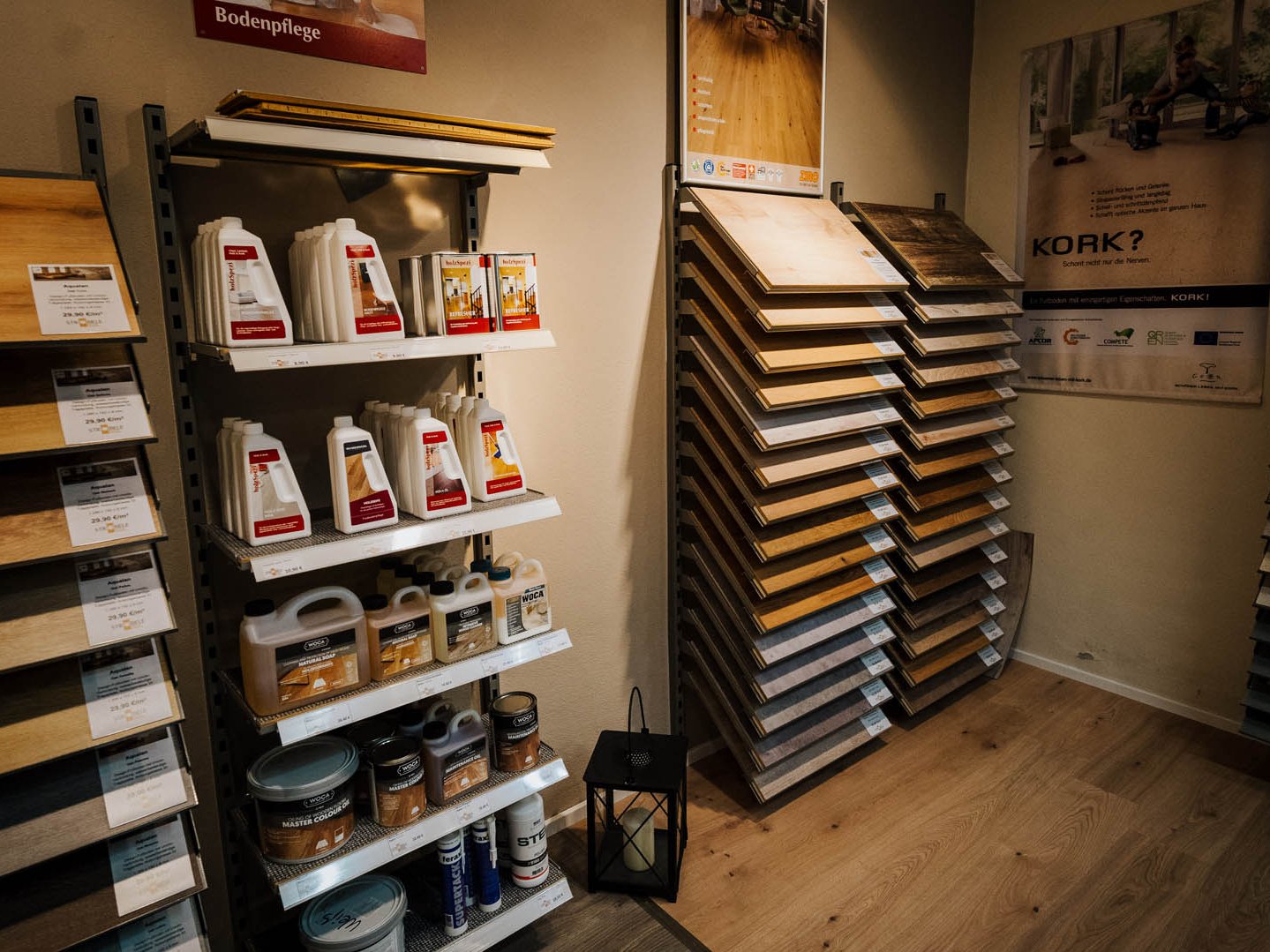 Ausstellung mit Pflegemitteln, Sockelleisten und Boden-Zubehör bei der Holzhandlung Ströbele