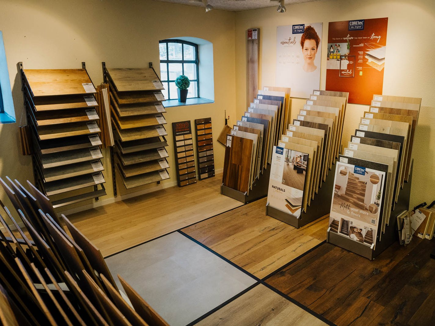 Ausstellung von Bodenbelägen mit Mustertafeln und Musterflächen in verschiedenen Holzdekoren bei der Holzhandlung Ströbele