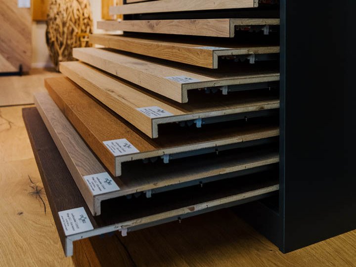 Ausziehbare Musterfächer mit verschiedenen Bodenbelägen in der Ausstellung der Holzhandlung Ströbele