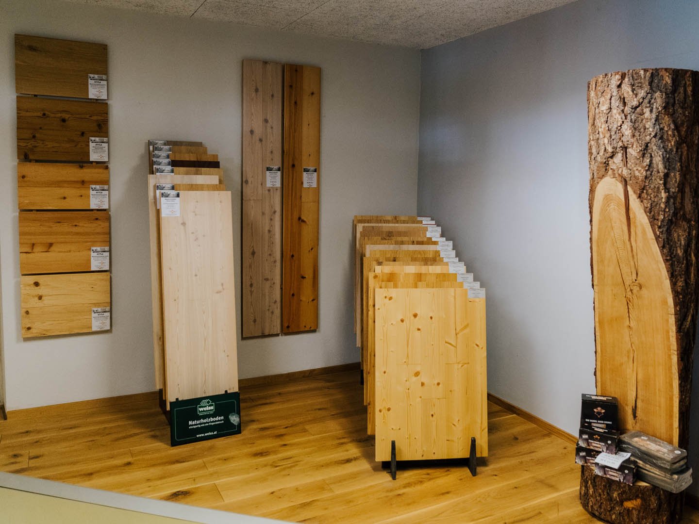 Ausstellungsraum mit großformatigen Mustertafeln für Holzböden, Leisten und Wandverkleidungen bei der Holzhandlung Ströbele